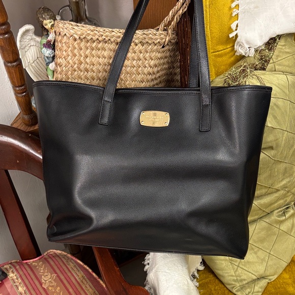 Michael Kors Elegant Black Leather Tote Bag